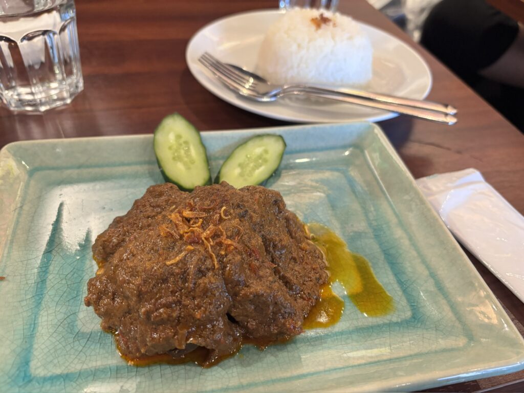 「ルンダン：インドネシアの牛肉スパイス煮込み。濃厚な香りのスパイスソースが絡む。」