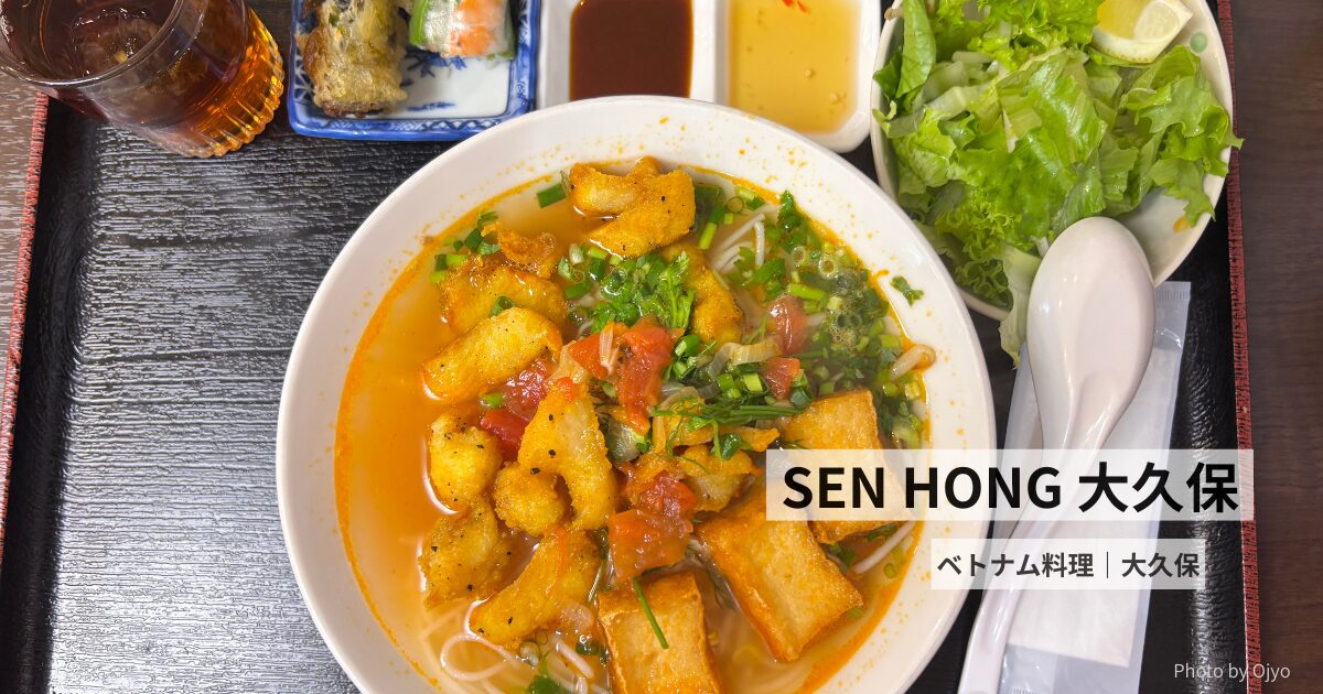 Bún cáとBún bò huếが並ぶテーブルセット。添えられた春巻やベトナムコーヒーが鮮やかで、東南アジアの雰囲気が漂う。