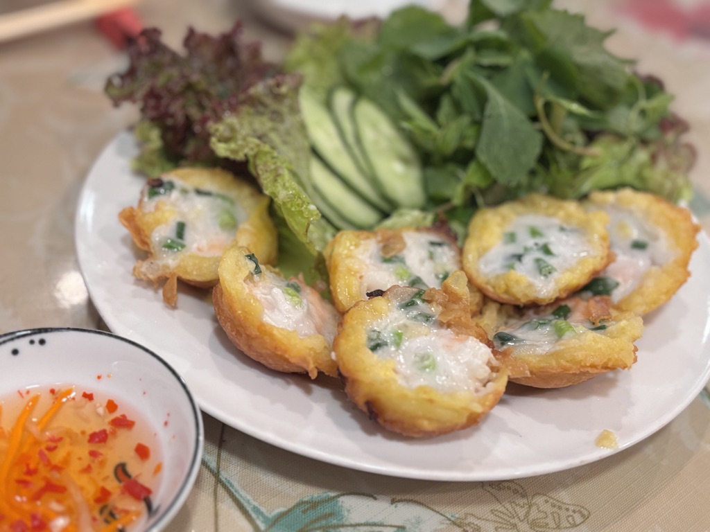 「海老とココナッツミルクの風味が香るベトナムの凹焼きバインコット」