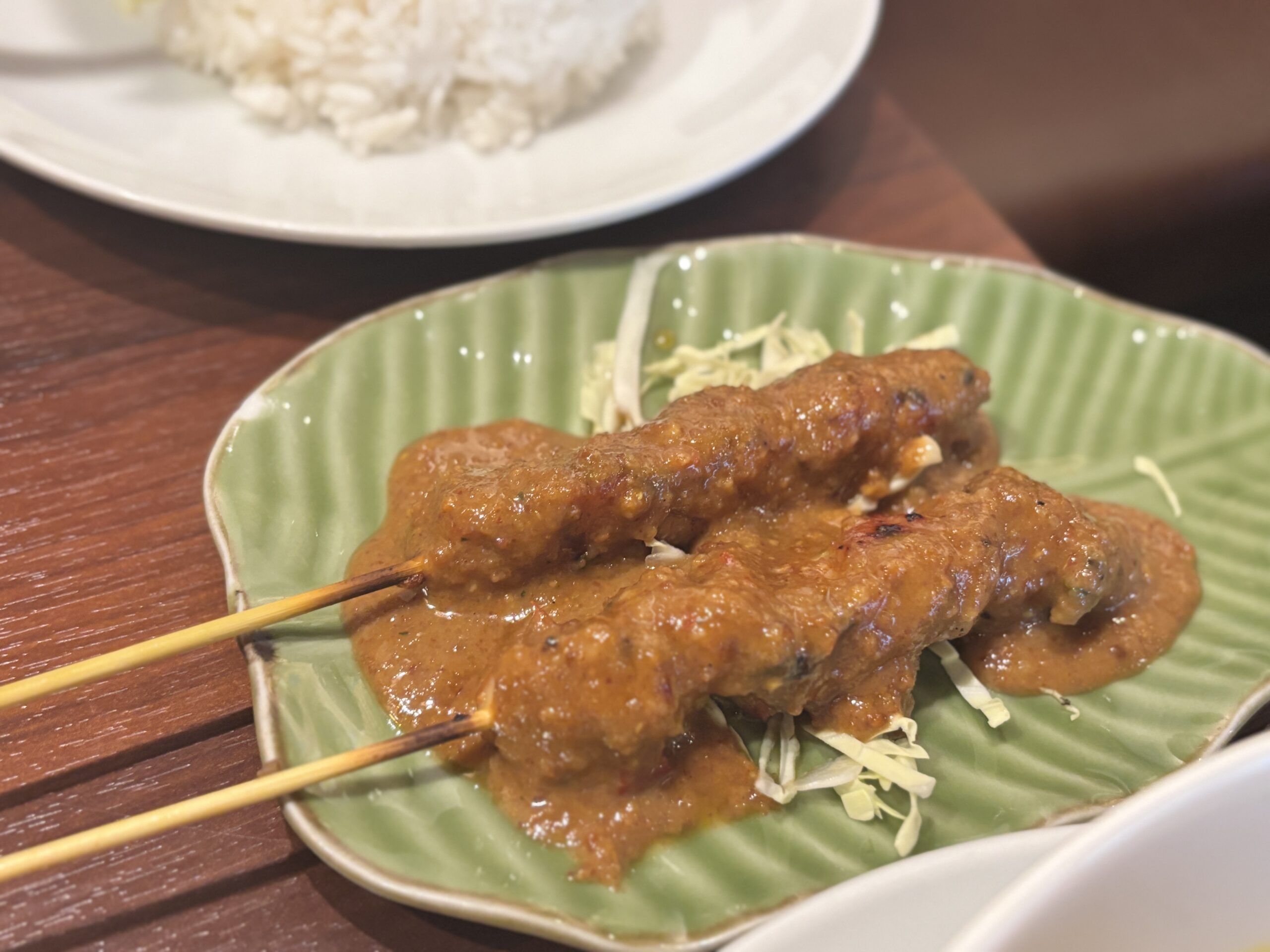 「インドネシアのサテアヤム。ピーナッツソースをたっぷりかけた鶏肉の串焼き」