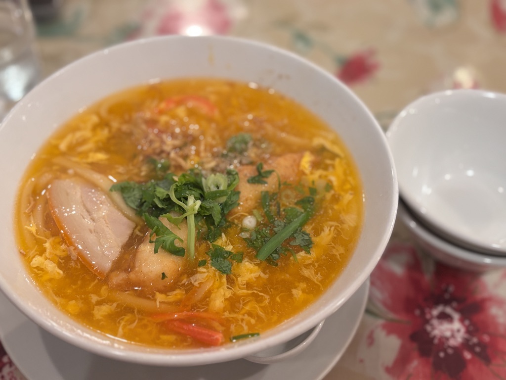 「カニのすり身入りあんかけスープとモチモチ麺のバインカンクア」