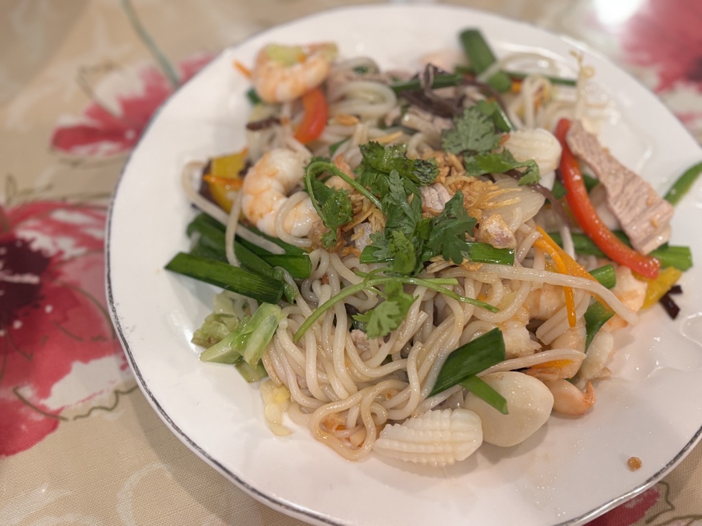 「魚団子入りの焼きビーフン、Bún xào cá viên」