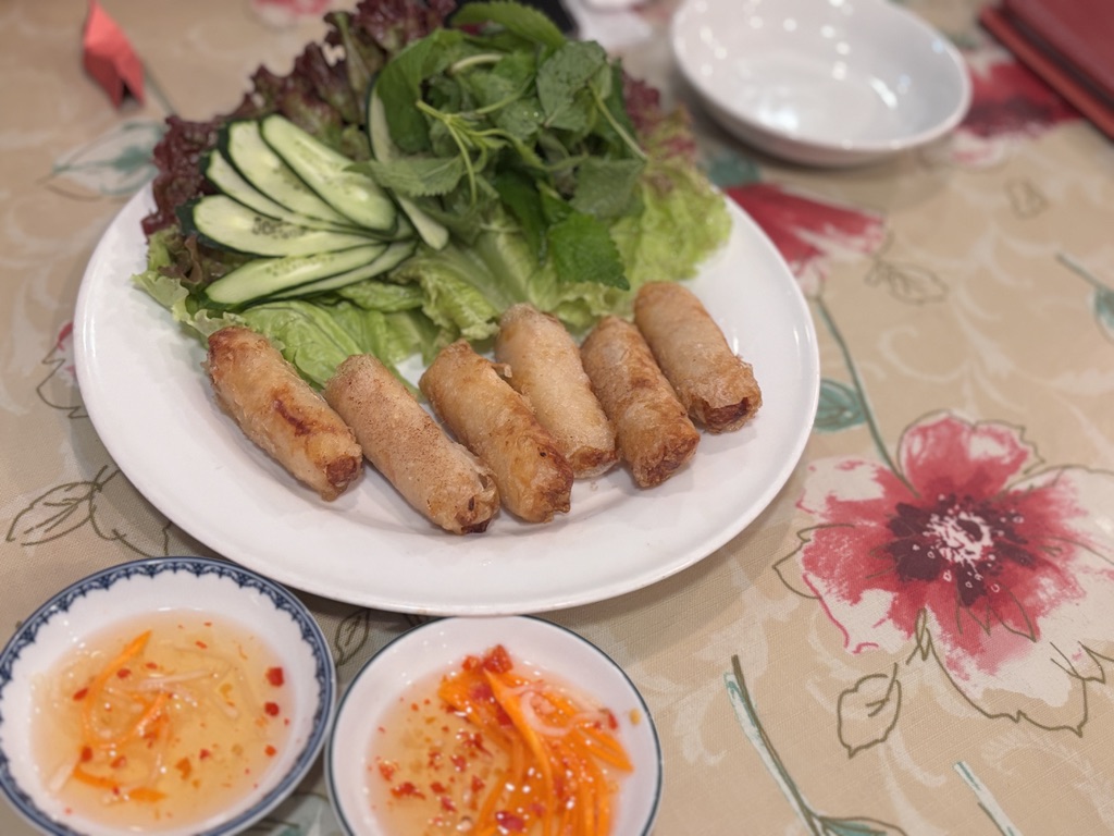 「ベトナム揚げ春巻きチャージョー。たっぷりの野菜とヌクチャムが添えられた現地スタイルの盛り付け。」
