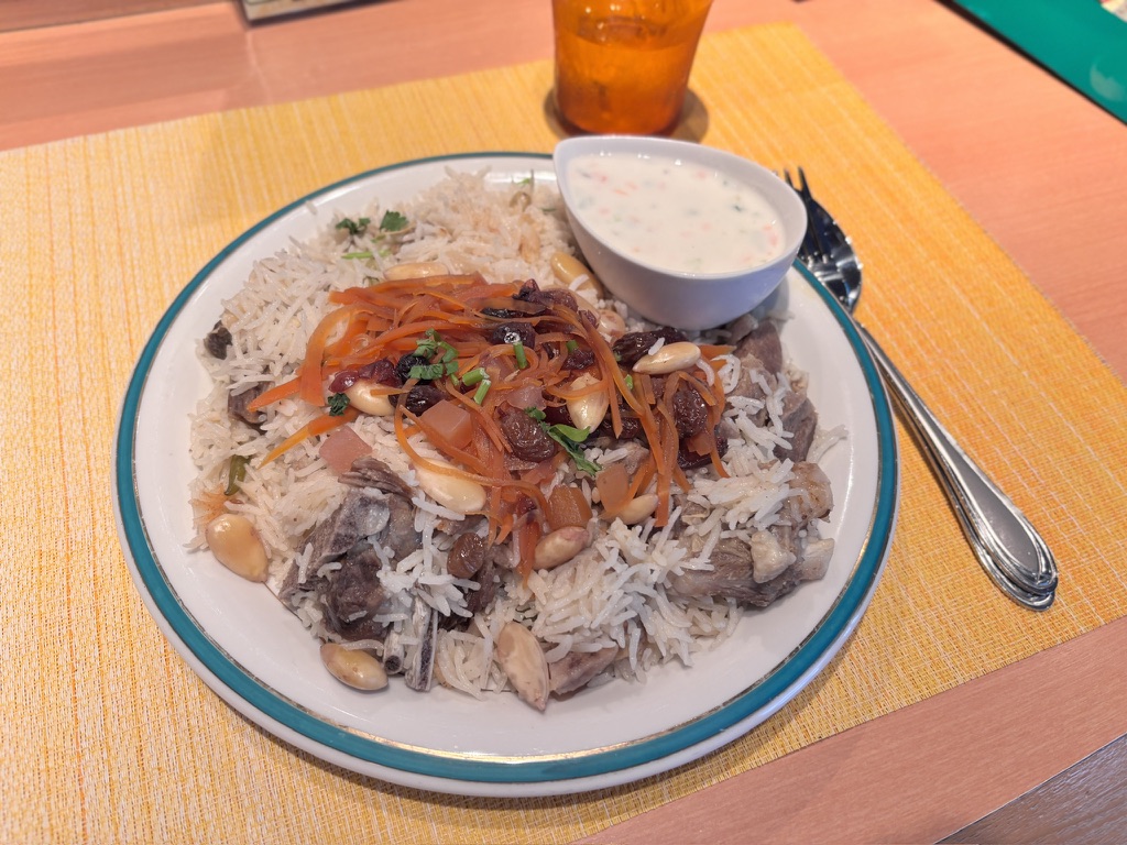 バスマティライスに甘く炒めたにんじん、ナッツ、ドライフルーツ、ラム肉が豪快にのったKabuli Pulao(カブリプラオ)。ヨーグルトソース付きで、ナワブ新宿の人気メニュー。