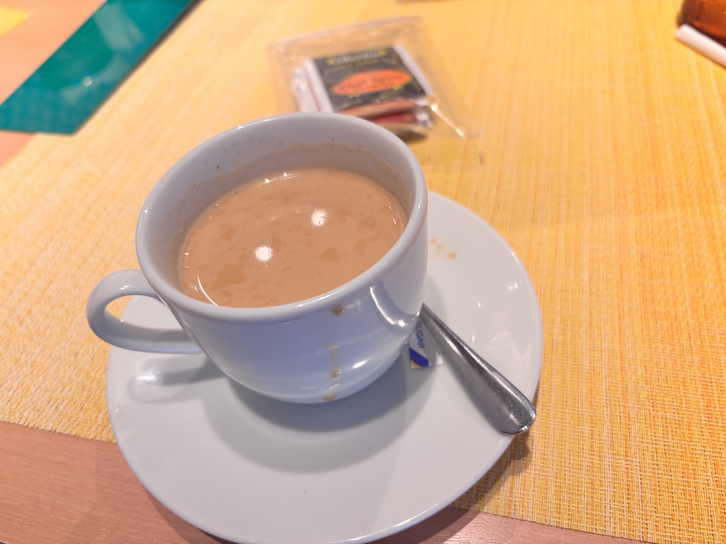 白いカップに注がれた熱々のチャイ。ほんのりスパイスが香る、ナワブ新宿の食後にぴったりな甘いドリンク。