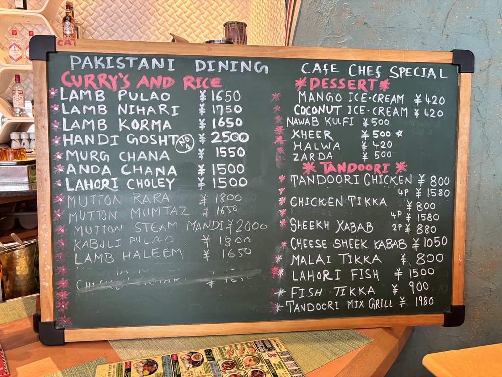 ナワブ ダイニング カフェ新宿の黒板メニュー。カレーやライス、タンドール料理、デザートまで本場パキスタン料理がずらりと並ぶ。Kabuli PulaoやMutton Steam Mandi、Tandoori Mix Grillなども人気メニュー。