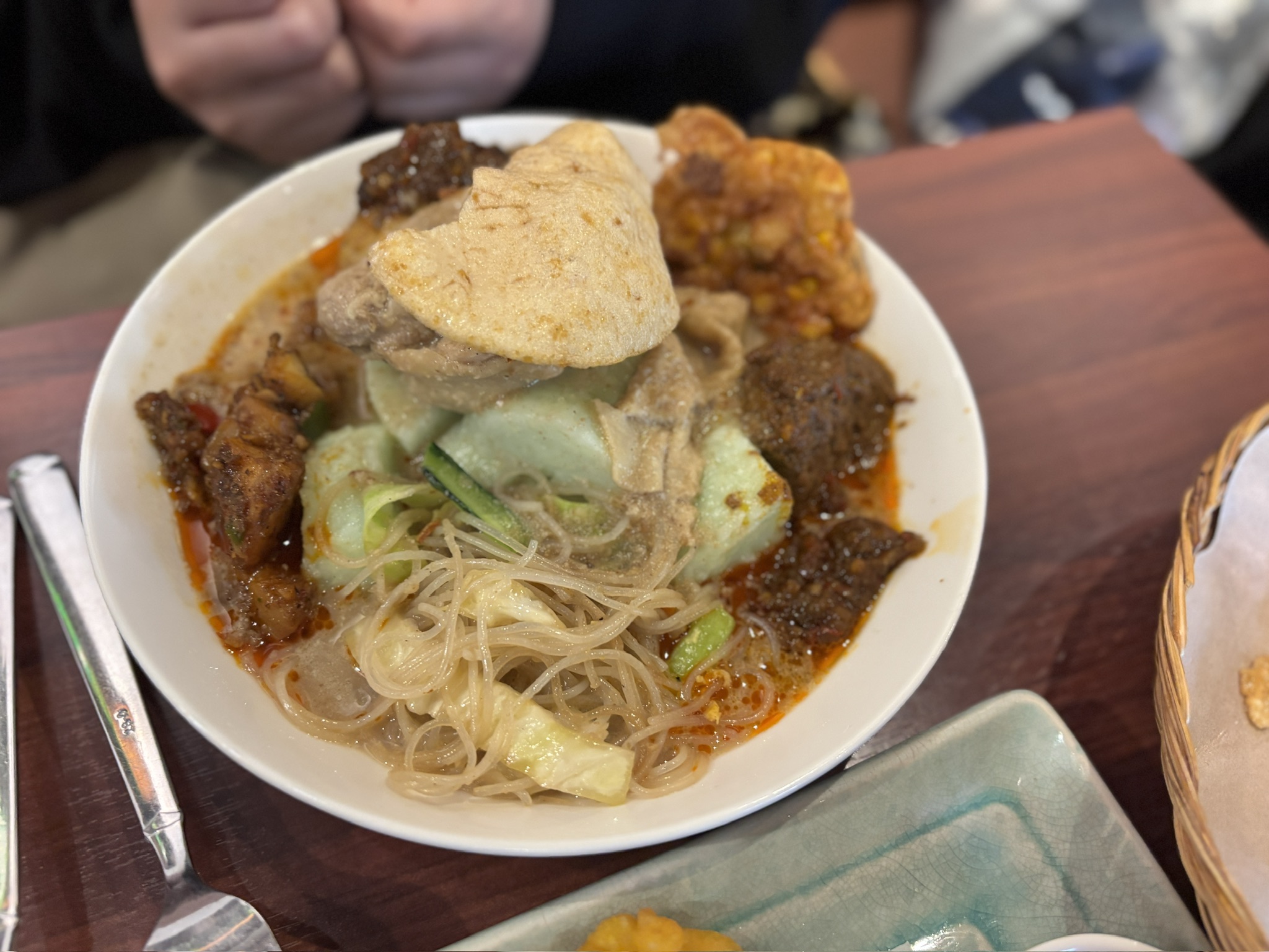 「インドネシアの断食明け特別料理ロントンレバラン。」