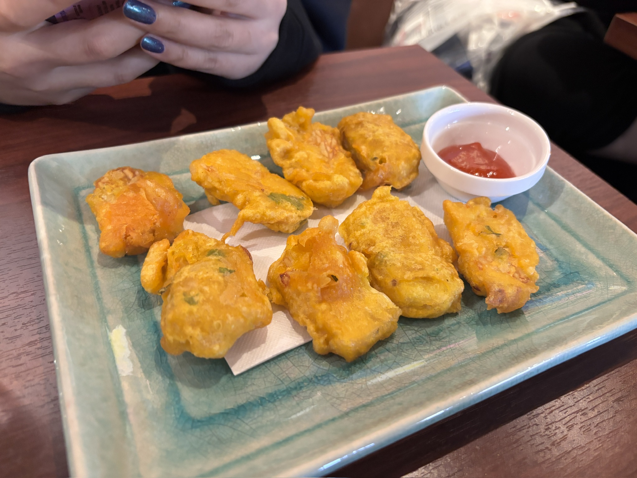 「テンペ・ゴレン：インドネシア風テンペの天ぷら。大豆発酵食品テンペをサクサクに揚げたスナック。」