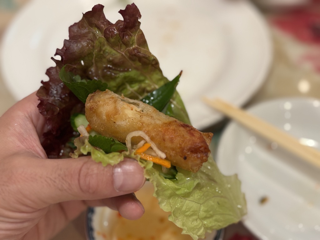 「サニーレタスとミントで巻いた揚げ春巻き。現地スタイルで手巻きして味わう瞬間。」