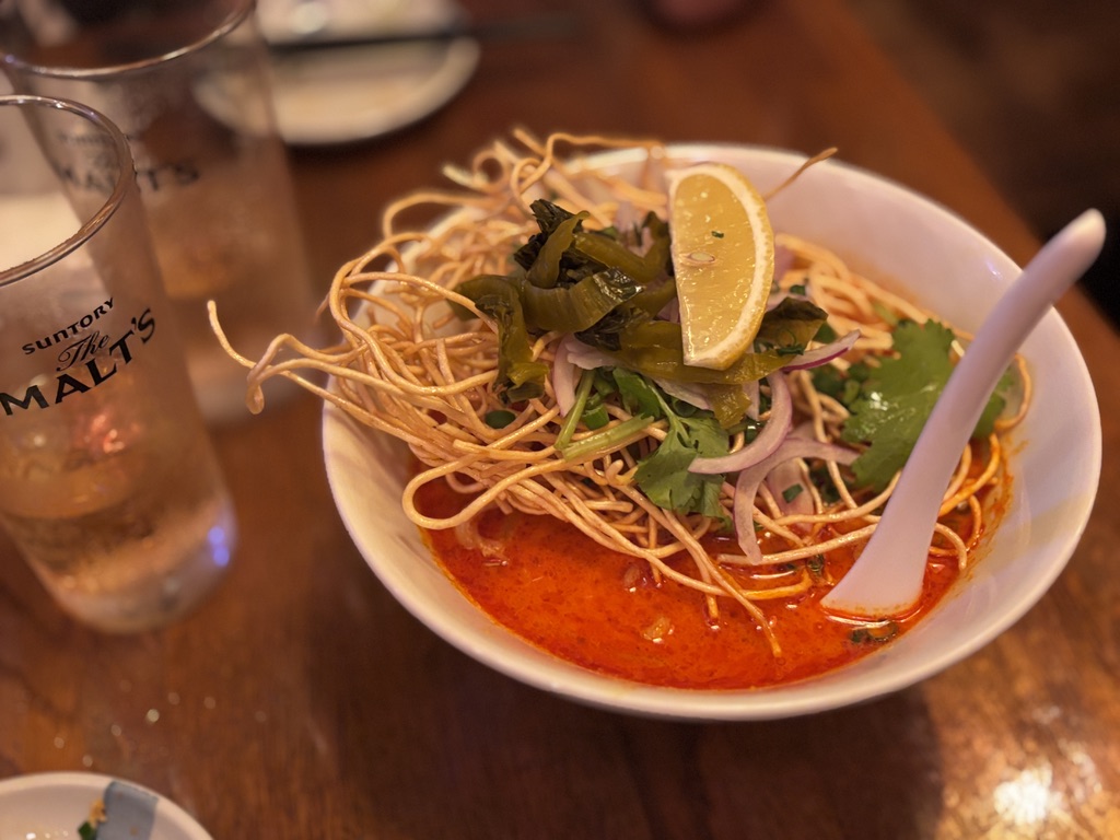「ココナッツ香るカオソイとパリパリ揚げ麺のハーモニー」