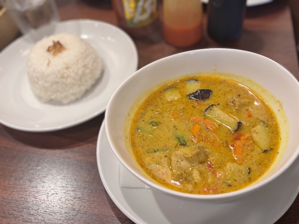 「インドネシアのチキンカレー、グライアヤム。ココナッツミルクベースで野菜も入ったスパイシーな一皿」