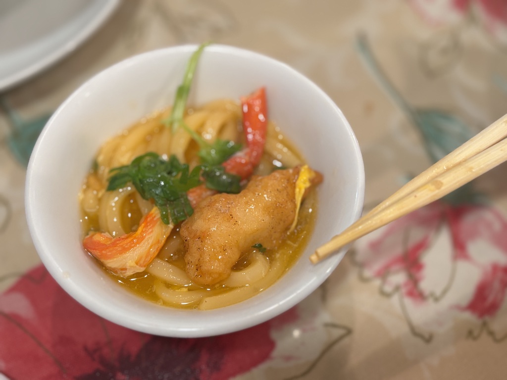 「カニのすり身入りあんかけスープとモチモチ麺のバインカンクア」小皿にとりわけ。