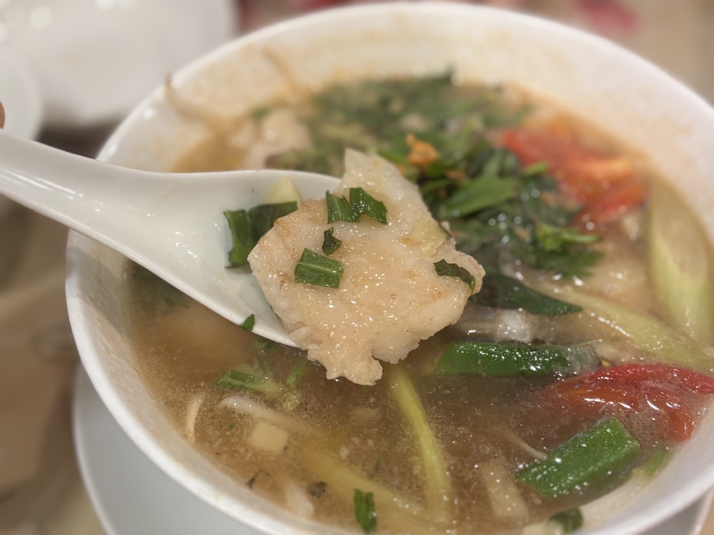 「カインチュアの中のプリプリした魚の切り身。スープの旨味をしっかり吸った食べごたえのある一口。」