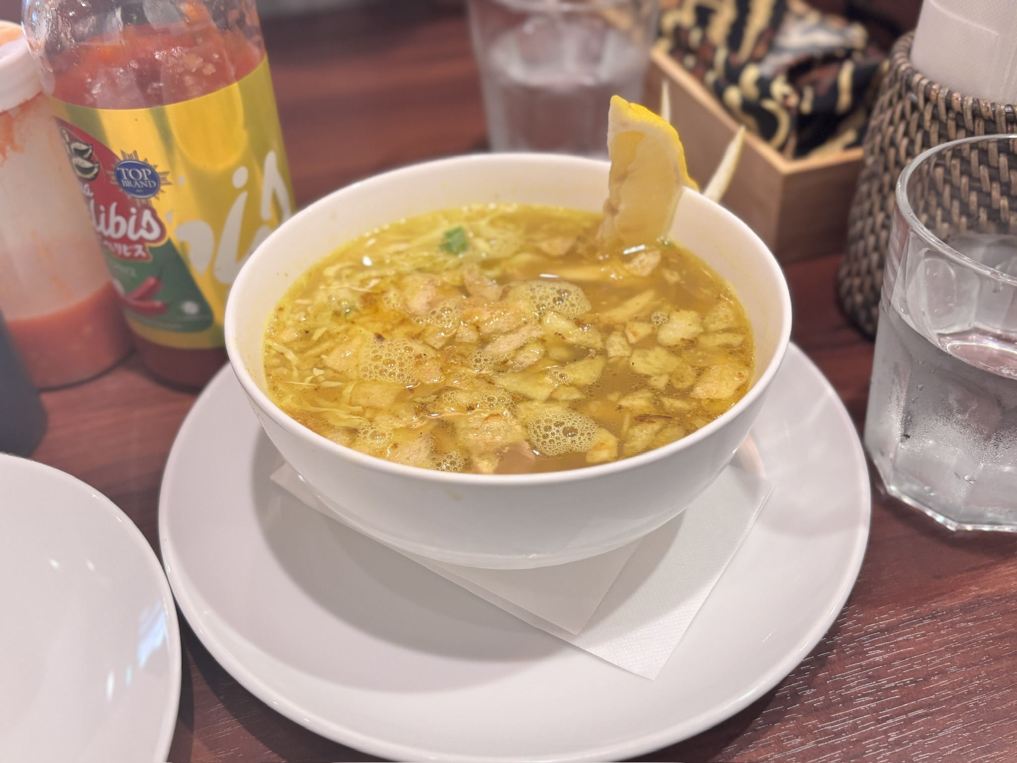 「インドネシアのスープ料理ソトアヤム。ターメリック風味のチキンスープとごはん」