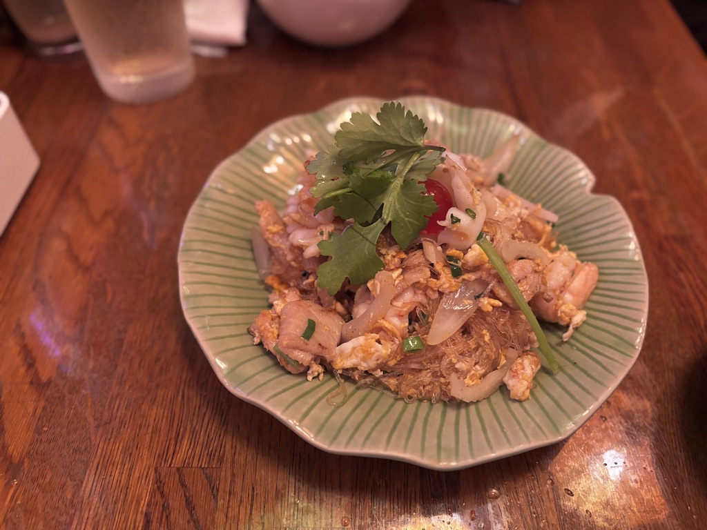「春雨炒めパッ・ウンセン、彩り豊かなタイ家庭料理」