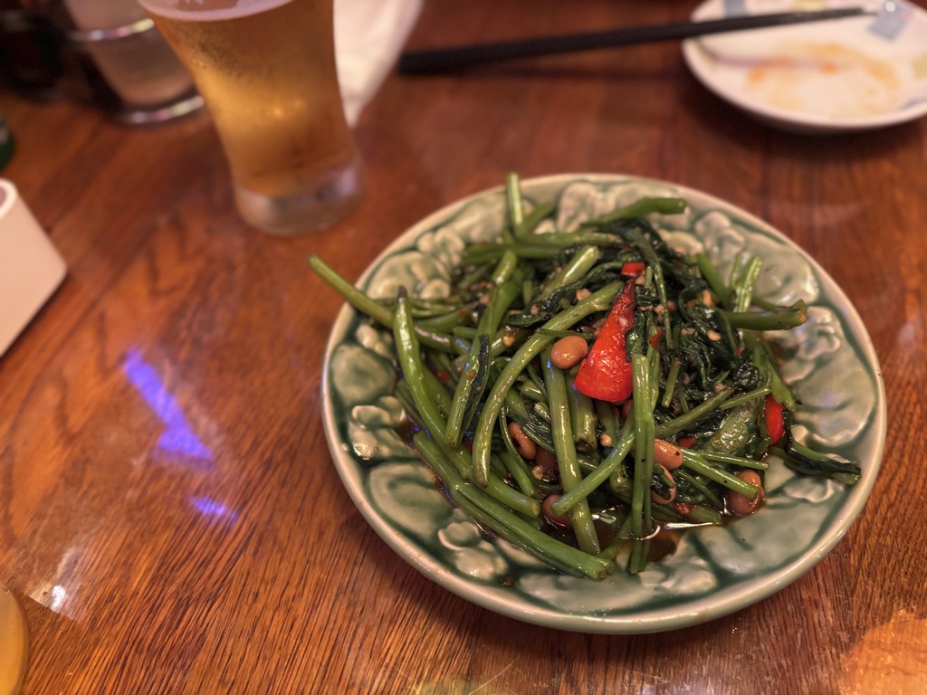 「空芯菜のニンニク炒め、タイらしい鉄鍋スタイルで」