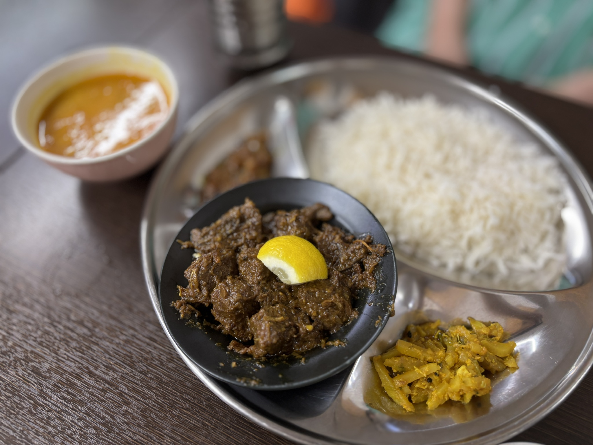 「バングラデシュの濃厚ドライカレー『ビーフカラブナ』。ライス、豆カレー、ボッタ、バジとセットになったプレート。」