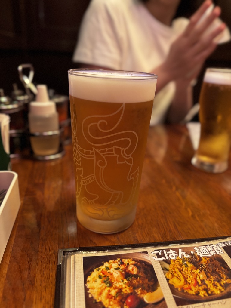「中目黒Soi7の店内で並べられたカオソイとタイのビール」
