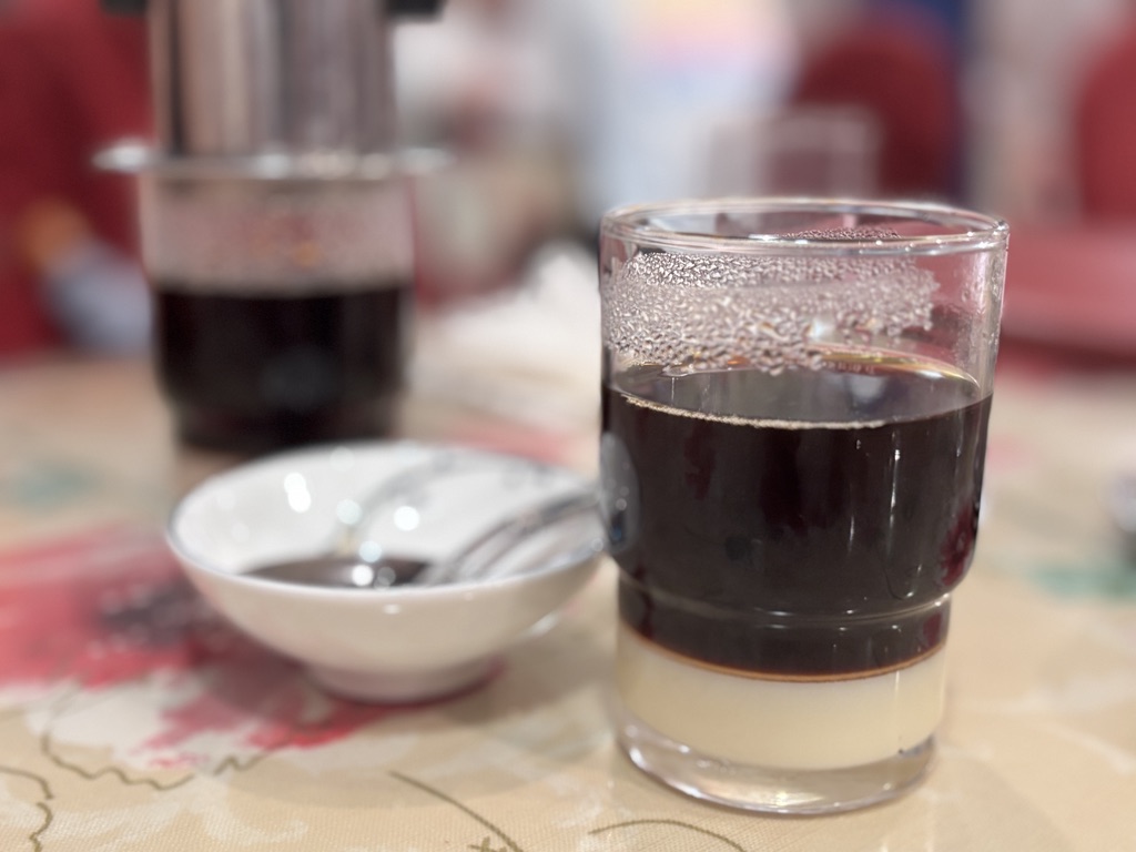 「アルミフィルターで抽出するベトナムコーヒーCà phê phin」