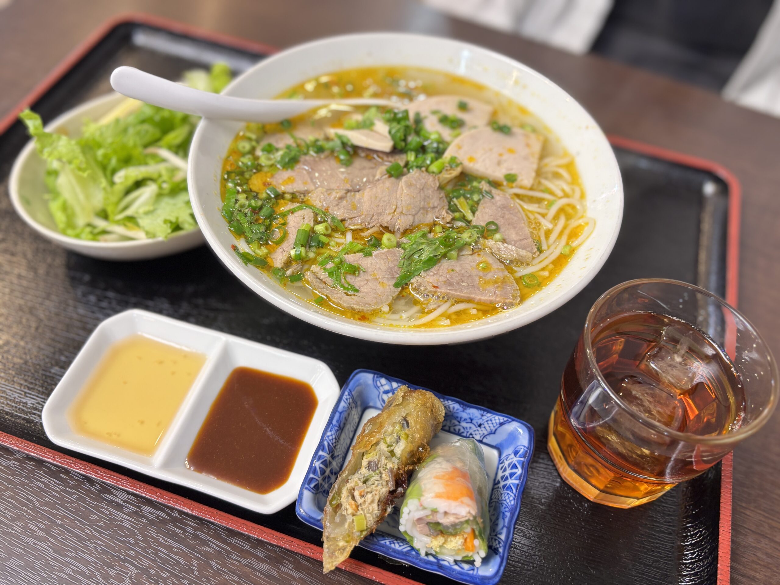 「ブンボーフエセット。透明感のあるスープに、薄切りの牛肉がたっぷり乗る。」