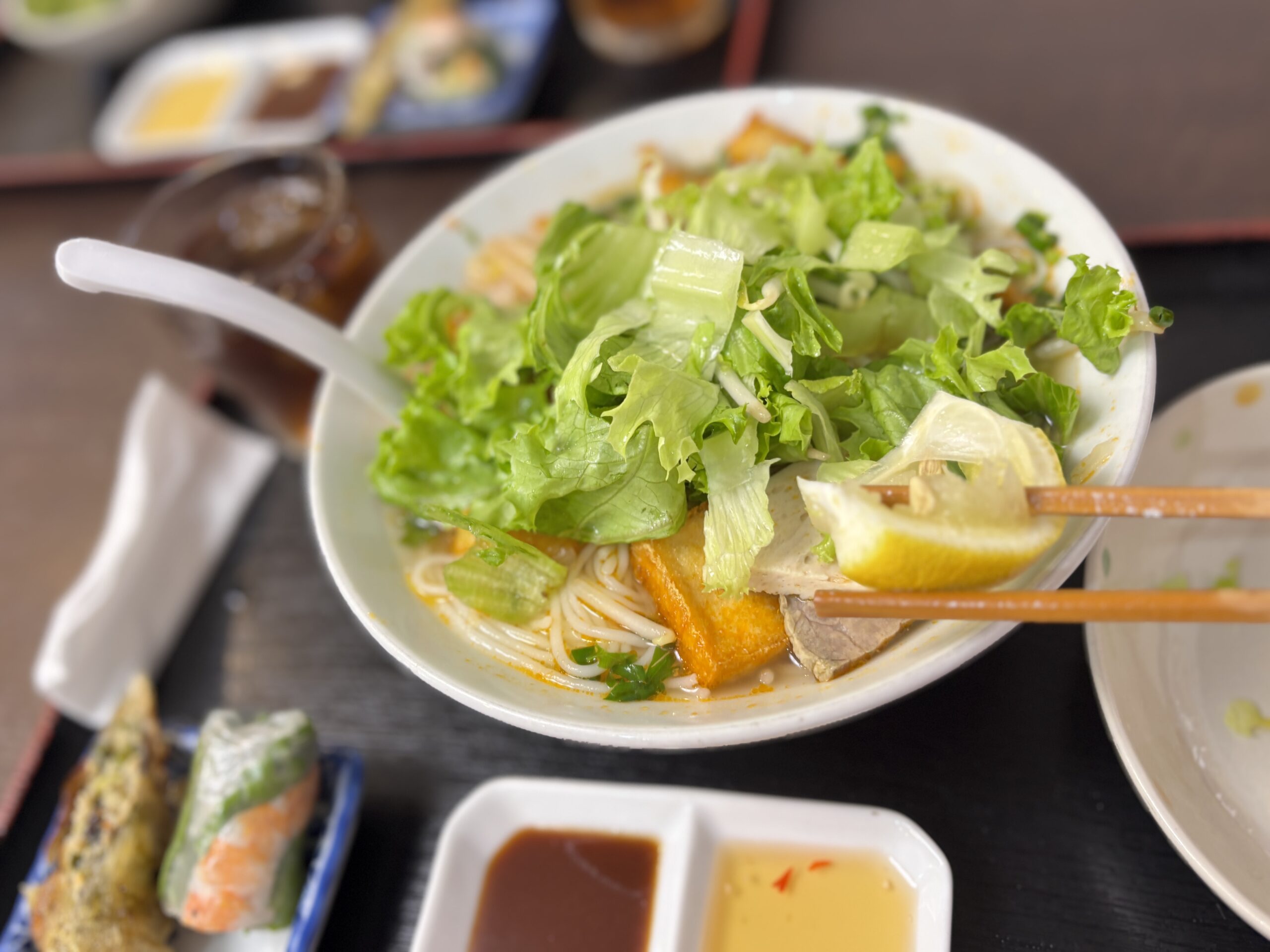 「たっぷりのレタスとライムをトッピングしたベトナム麺。ヘルシーな仕上がり。」