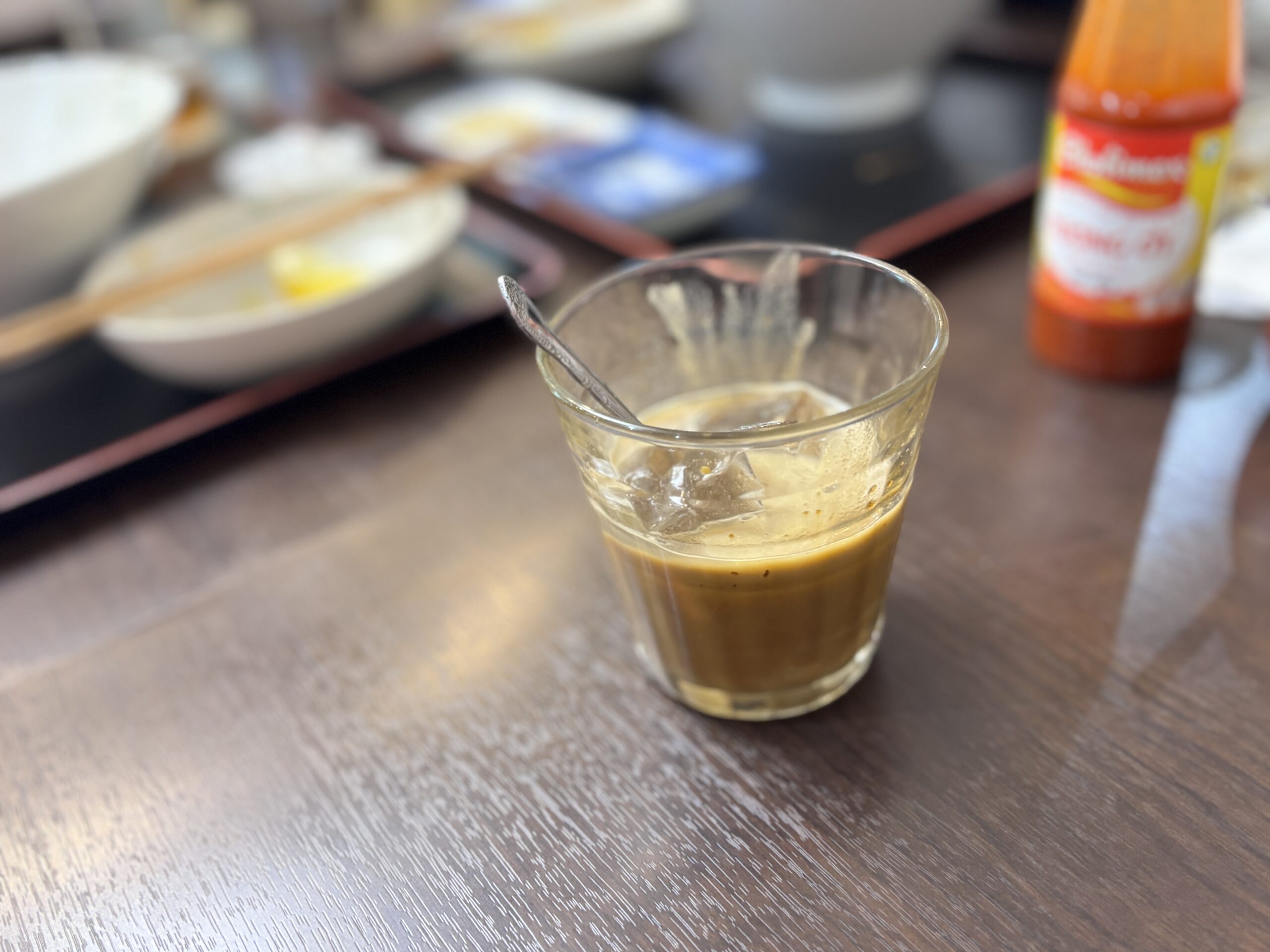 「食後のベトナムアイスコーヒー。濃厚なコンデンスミルク入り、グラスで提供。」