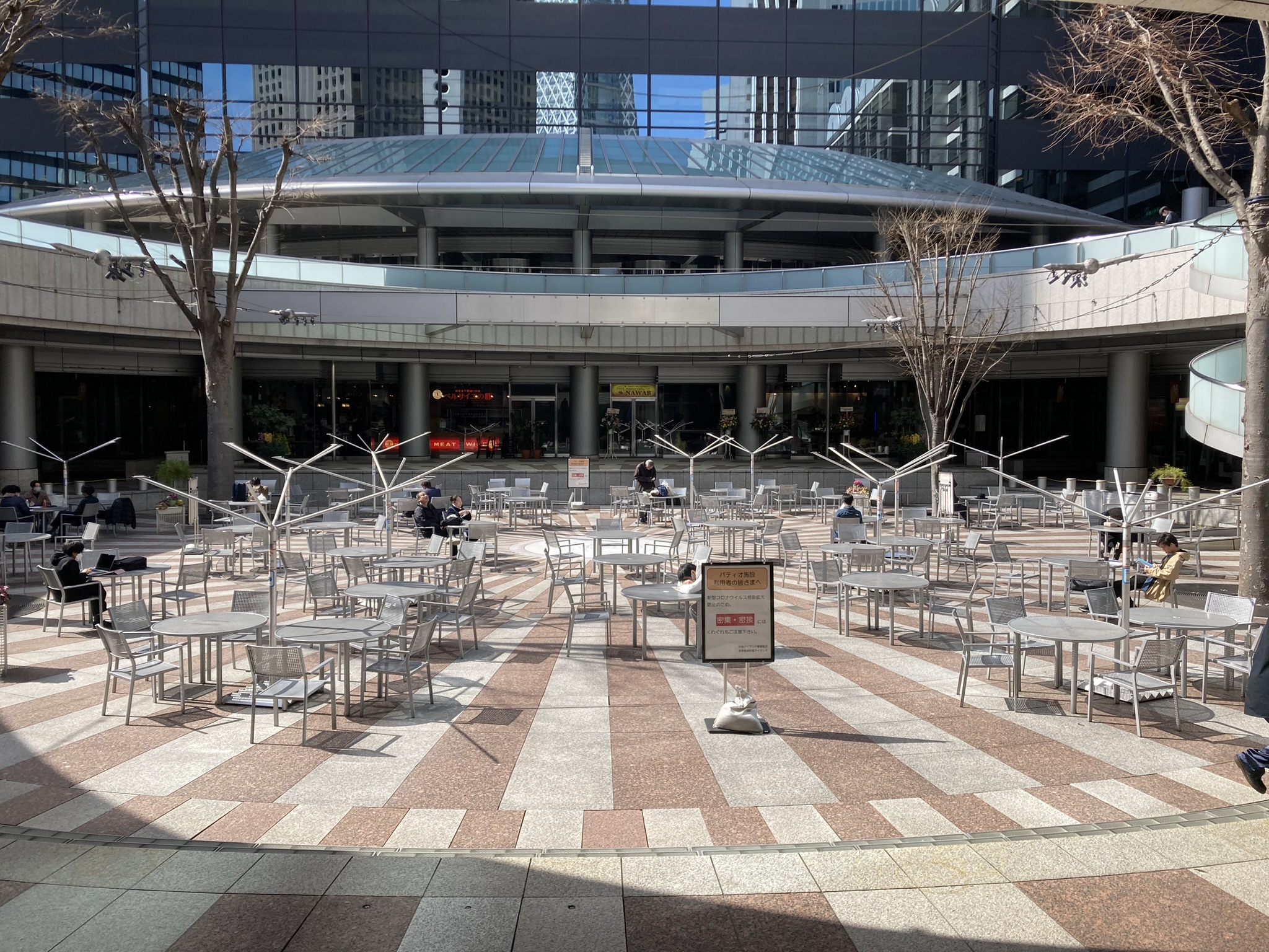 ナワブ新宿の屋外テラス席の様子。平日昼間にゆったりと座れる空間が広がる。