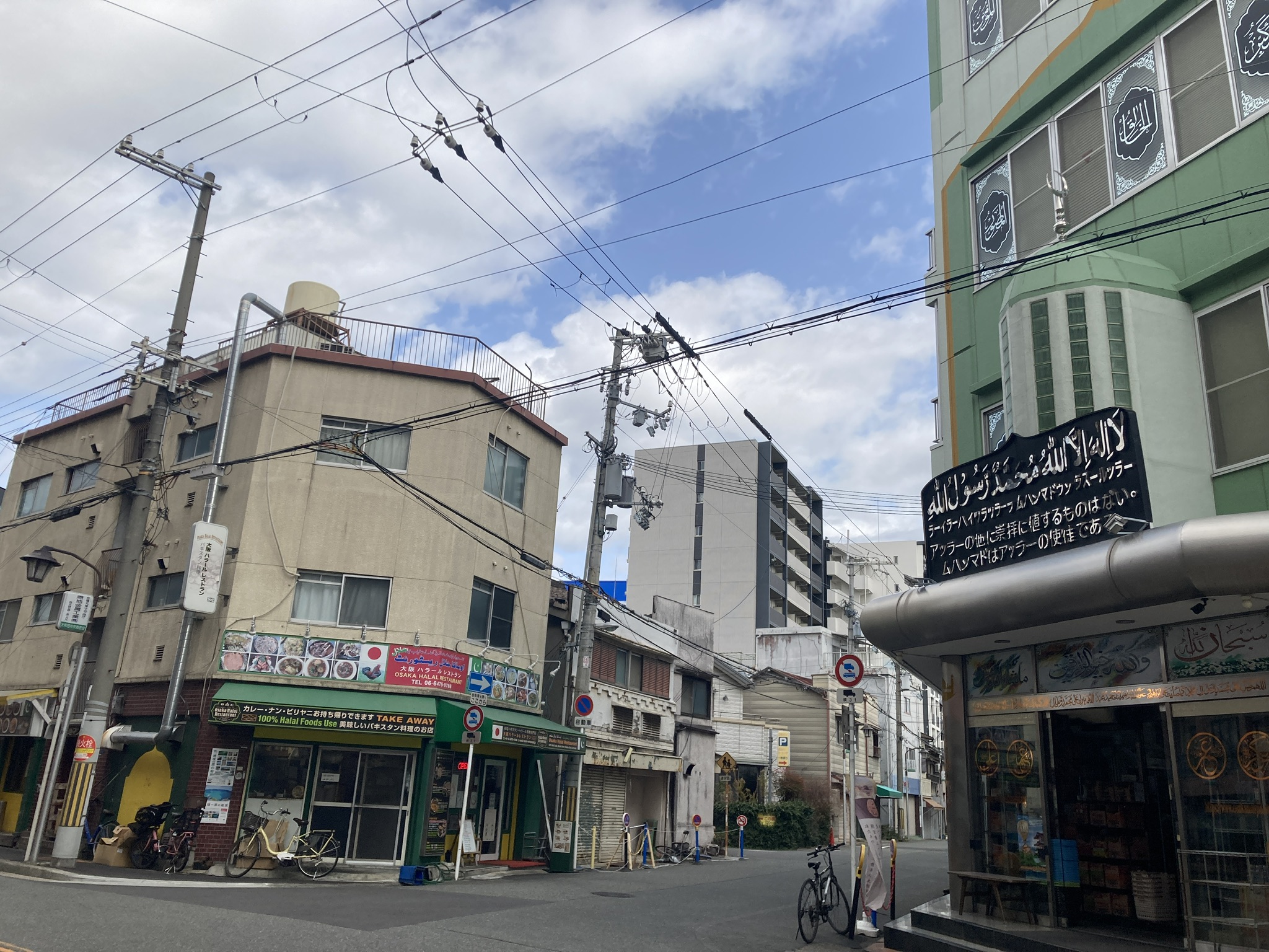 大阪のハラルストリートにある「大阪ハラルレストラン」の外観。モスク併設のビルに位置。
