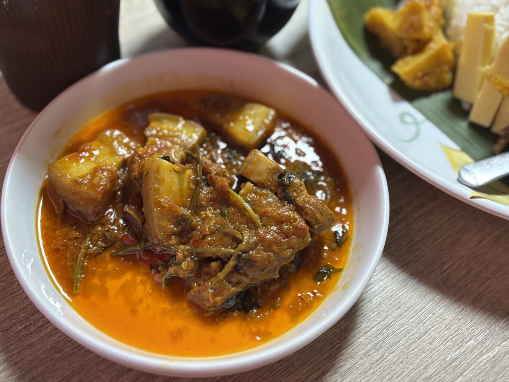 Baba Feel
豚肉の辛いレモンバジルスパイシーな煮定食　￥1500
（ဝက်ကလောင်(ပင်မော:)အပွချက်）