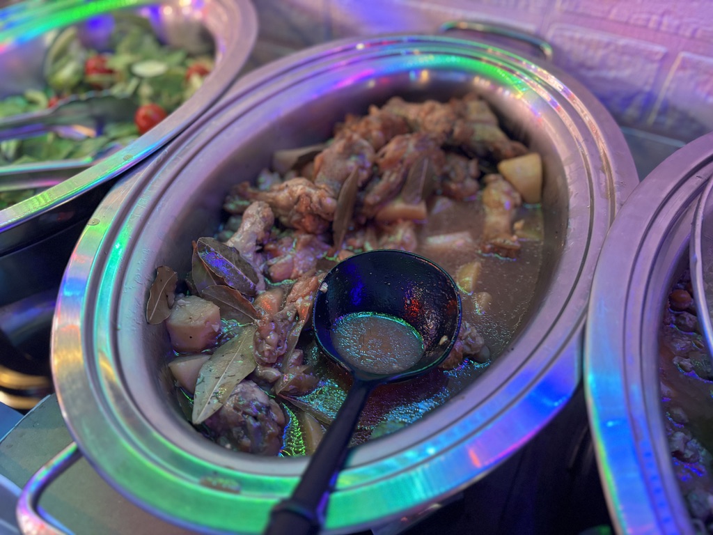 「フィリピン定番料理アドボの鍋。チキンとジャガイモを酢醤油で煮込んだ料理。」