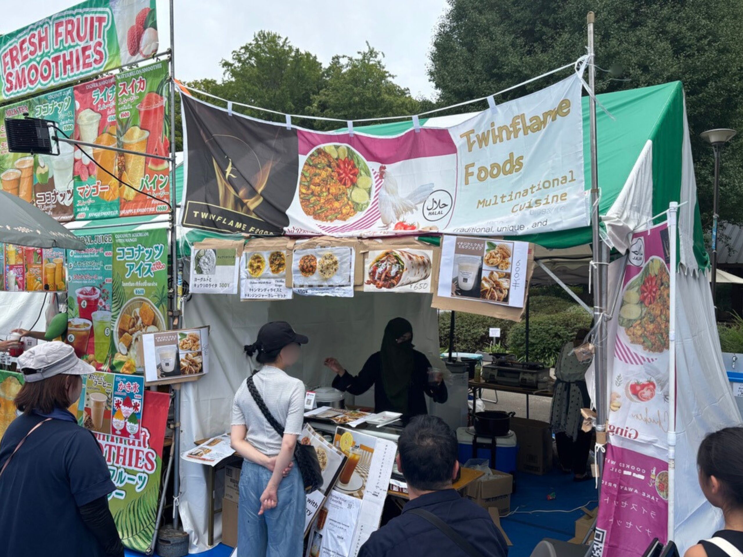 パキスタンフェスティバルのTwinflame Foods屋台と注文する来場者  
Twinflame Foods stall at Pakistan Festival with visitors ordering food