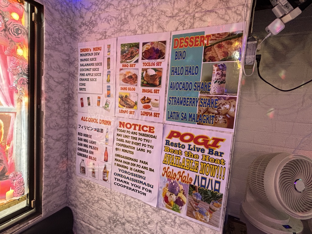 「POGI店内の壁に貼られたメニューと注意書き。ドリンク・デザート・シグネチャー料理の写真付き。」