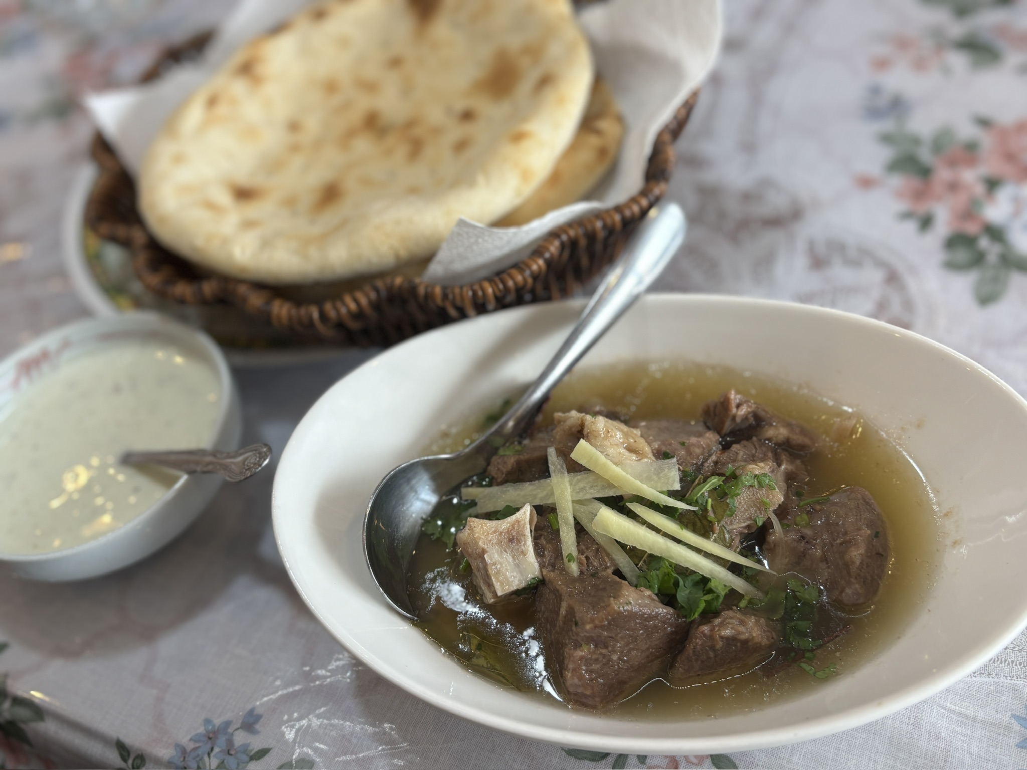 MezBan Restaurant（メズバーン）茨城県坂東市 スパイス控えめ。羊肉の旨みを堪能。ふっくらナンをヒタヒタにしていただきます。