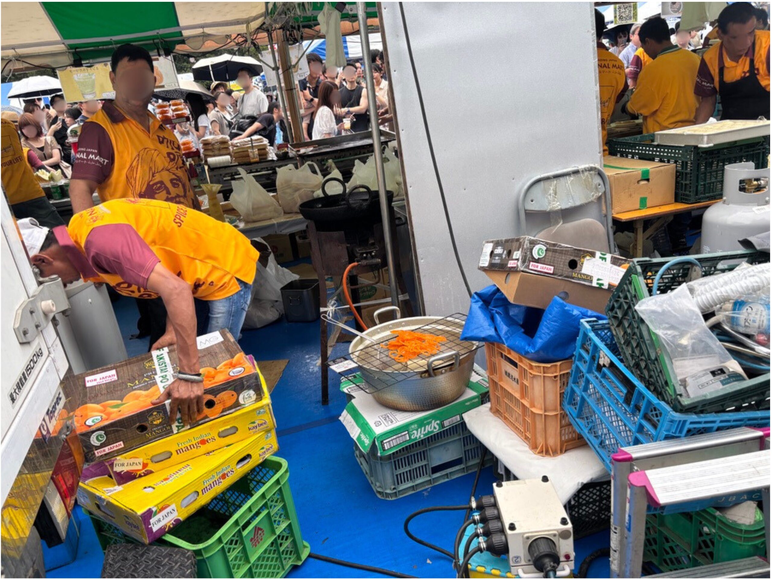 会場内で揚げ菓子ジャレビを準備するスタッフ
Staff preparing Jalebi sweets at the festival stall.
