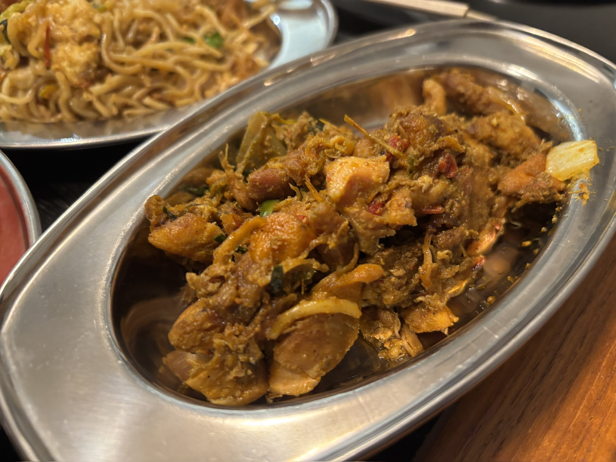 ラホール発祥のストリート料理タカタク(Taka Tak)。羊やヤギの脳、心臓、内臓を香味野菜やスパイスと共に炒め、香りと調理音で食欲をそそる一皿。