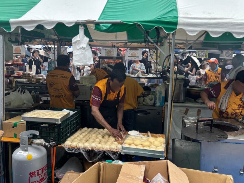 タンドールでナンを焼く職人たち
Chefs baking naan bread in a tandoor oven.