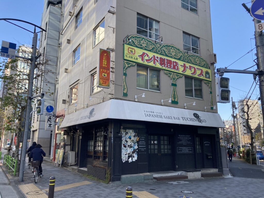 中央通り沿いにある「ナワブ ダイニングカフェ新宿」の外観。インド料理店の看板が目立つビル2階。
