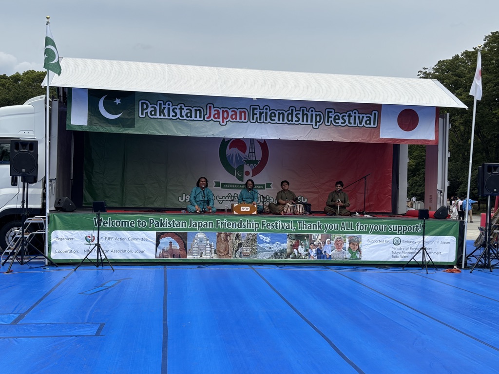 ステージで演奏するパキスタンの伝統音楽グループ
Traditional Pakistani music group performing on stage.