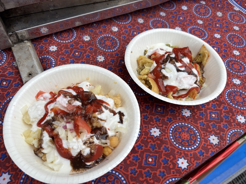ヨーグルトソースがかかったパキスタンの軽食チャート
Pakistani street food Chaat topped with yogurt sauce.