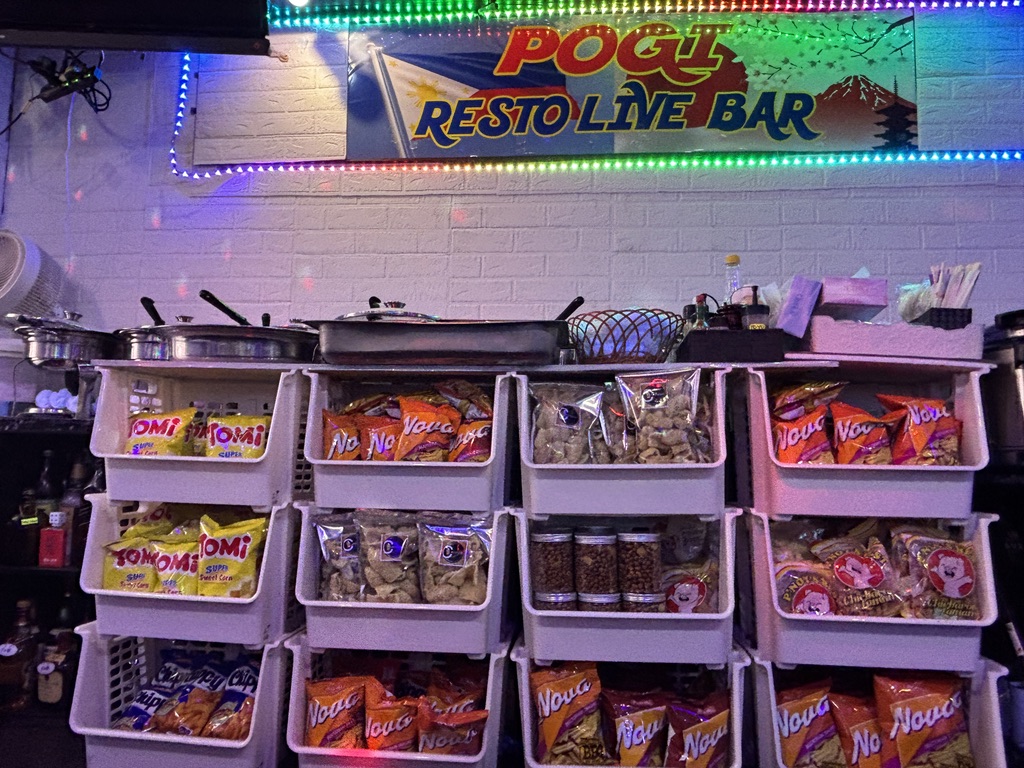 「POGI店内のスナック販売コーナー。フィリピンのチップスやピーナッツ菓子が整然と並ぶ。」