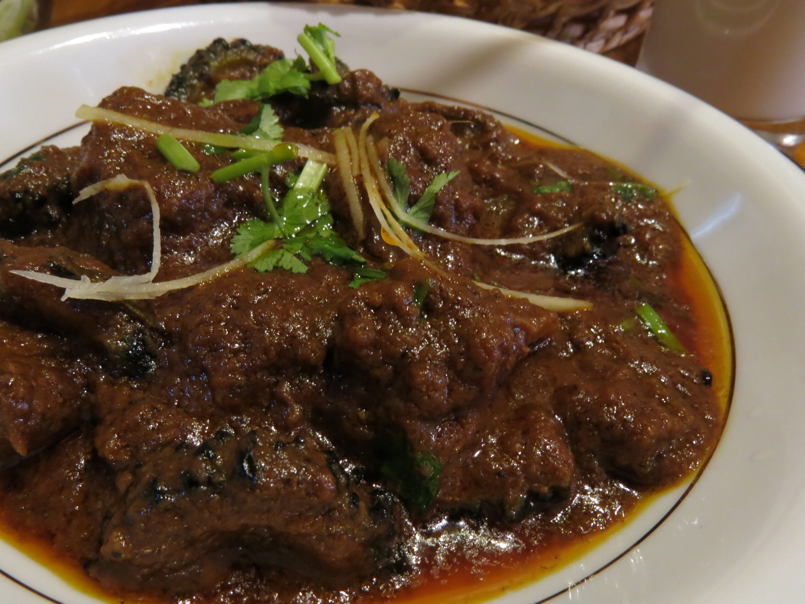 カレラは「苦瓜(にがうり)」のこと。独特のほろ苦さが、マトンの旨みとスパイスの香りに奥行きを与える一品です。
下処理によって苦味はやや和らぐものの、後味にふわりと残る苦みが、パキスタン料理特有のこってり感を引き締める役割を担います。