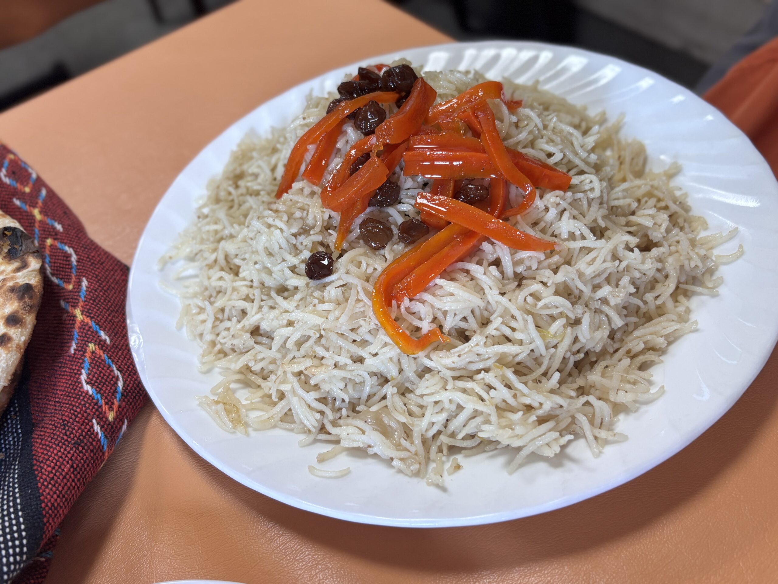 館林ニューぺシャワールのカブリプラオ。レーズンとにんじんが彩るアフガニスタン発祥の祝い飯