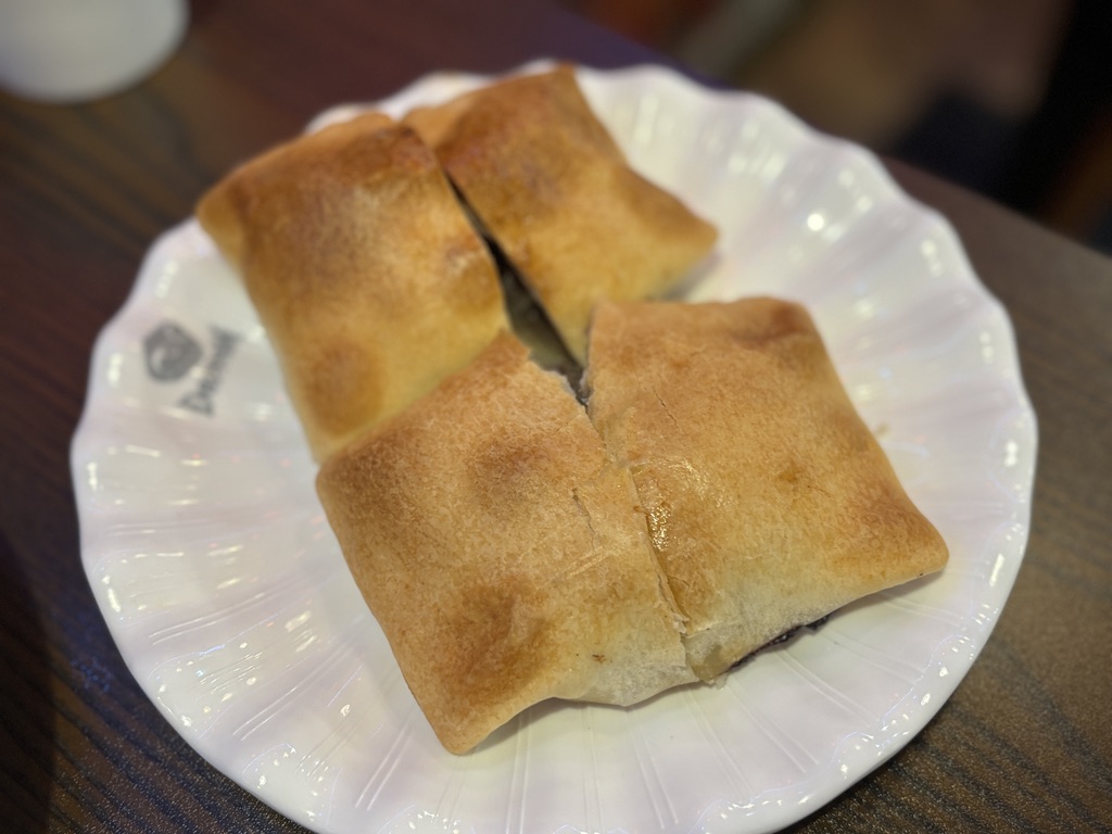 黄金色に焼き上がった四角いウイグル風パイ「サムサ」。パリッとした焼き目とふっくらしたフォルムが特徴的