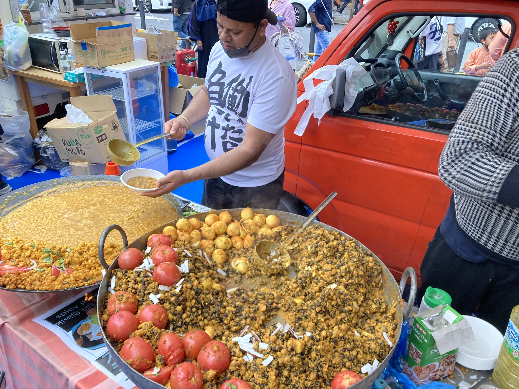 池袋西口公園で毎年春に開催。バングラディシュの正月を祝うボイシャキメラ。出店の様子⑤　大量のチャナカラブナ