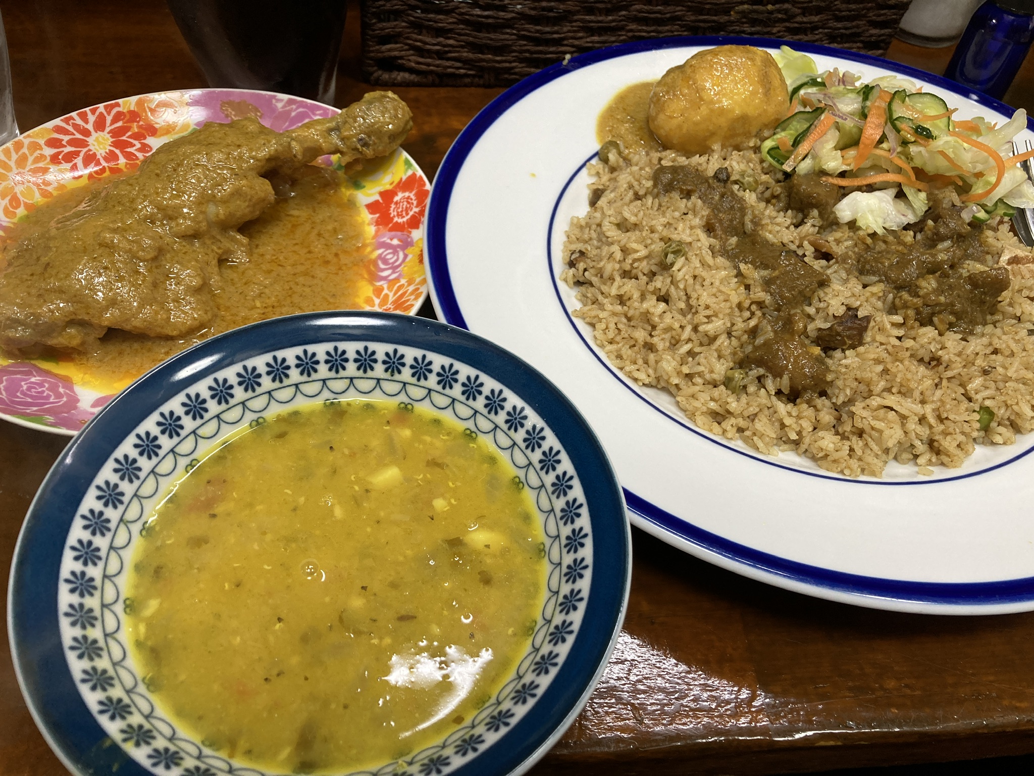 バングラデシュレストラン。錦糸町のアジアカレーレストラン。スペシャルマトンビリヤニとエッグ、チキンローストカレーセット。