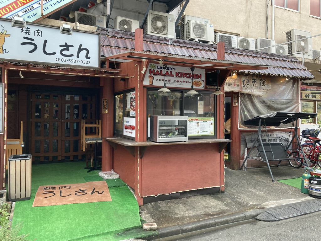 新大久保に以前あった。リンカーズハラルキッチン。屋外ブランコが特徴。