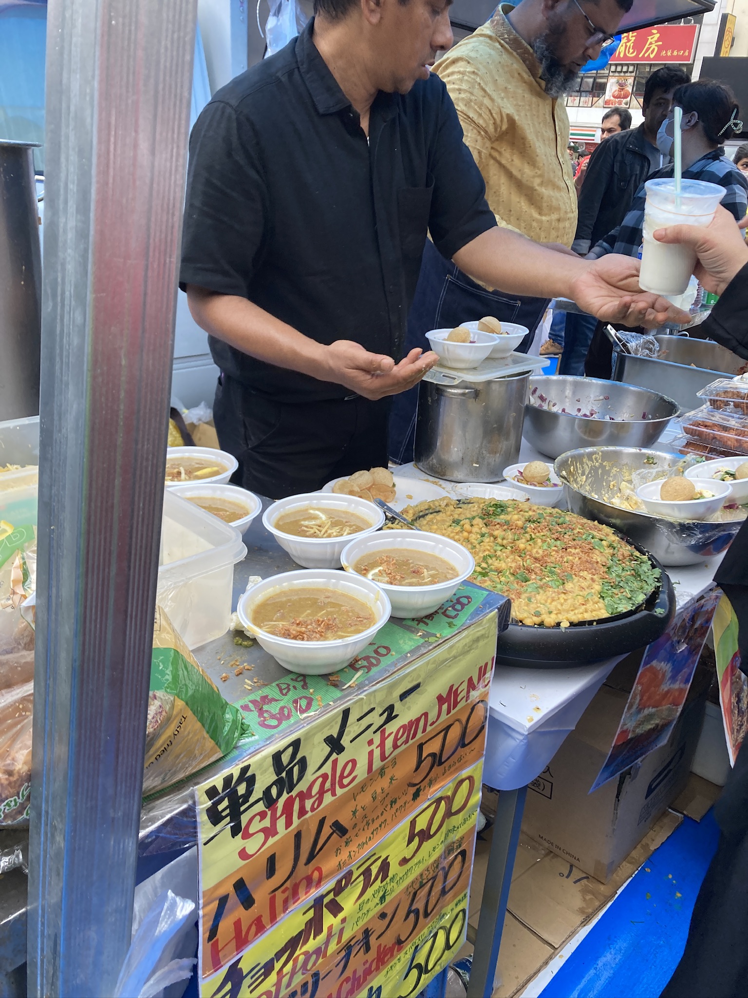 池袋西口公園で毎年春に開催。バングラディシュの正月を祝うボイシャキメラ。出店の様子②