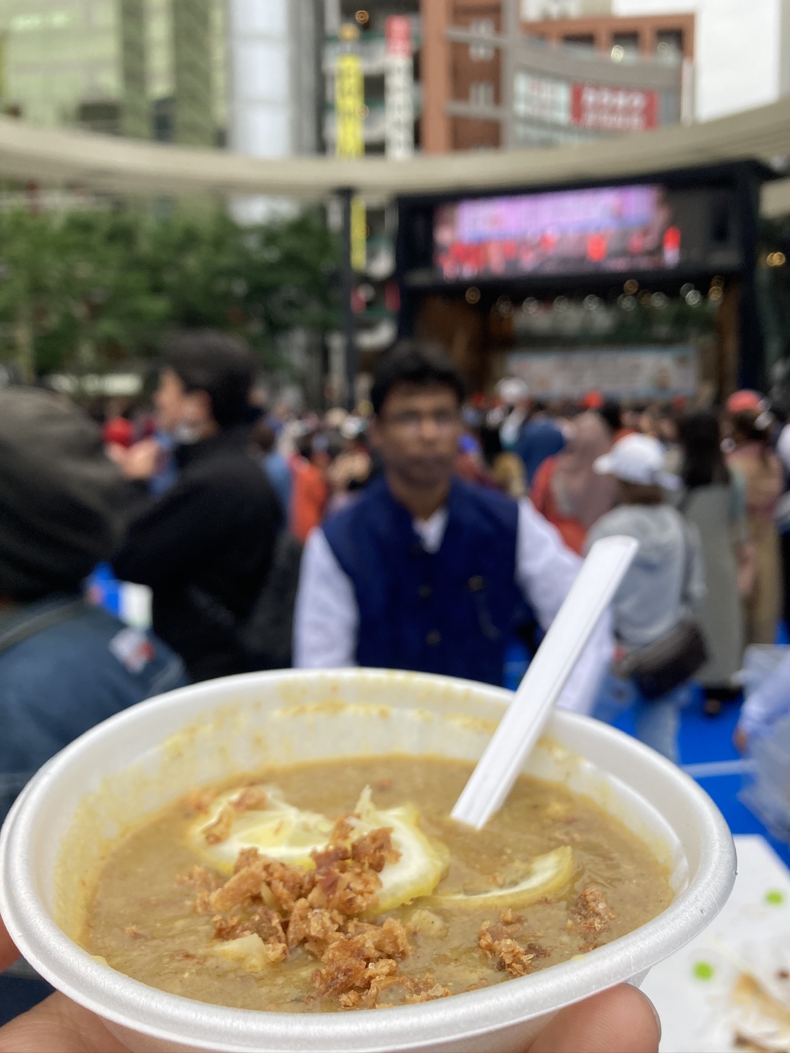 池袋西口公園で毎年春に開催。バングラディシュの正月を祝うボイシャキメラ。マトンハリーム
