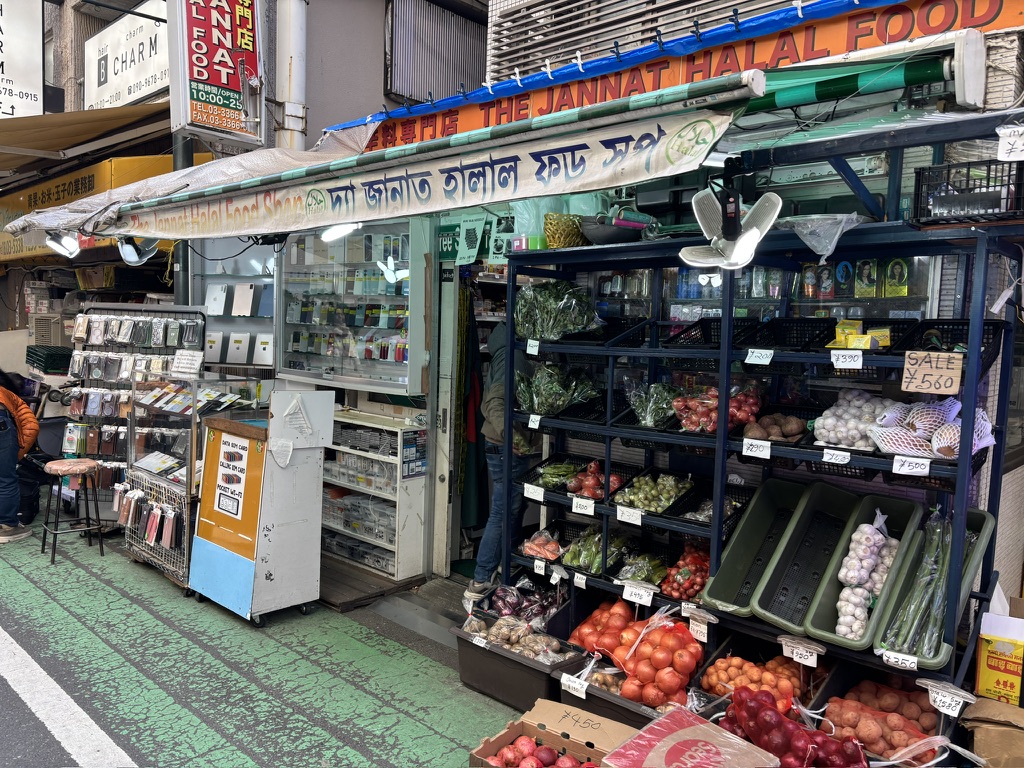 新大久保の携帯修理店の外観
Junnat Halal Food 店先