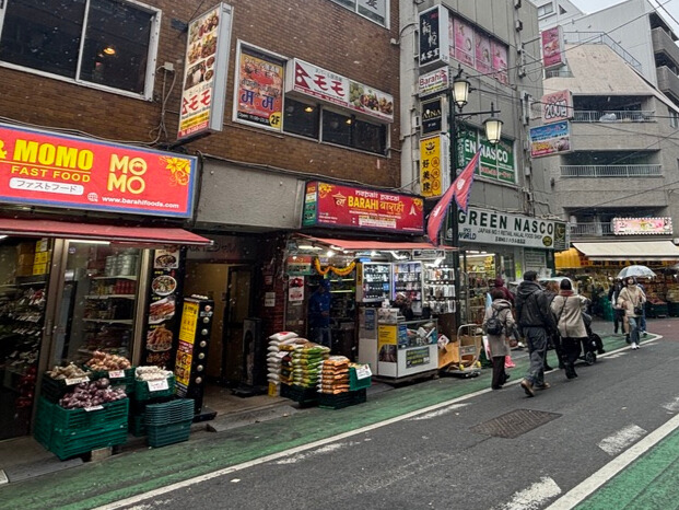 新大久保の携帯修理店の外観
オープラス（株）（O.Plus）